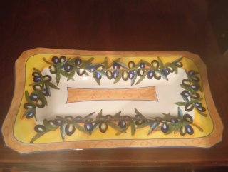 Piatto da portata decorato con olive
