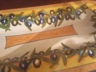 Piatto da portata decorato con olive