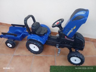 Tractor infantil New Holland con remolque