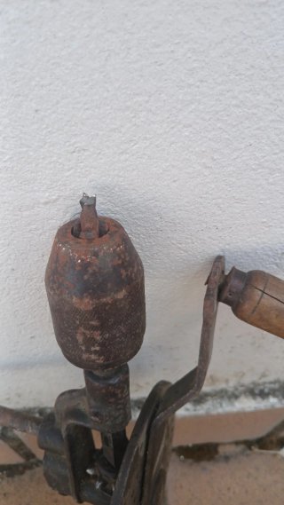 Taladro manual antiguo