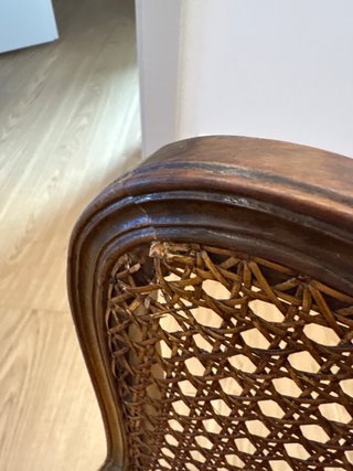 Sillón comedor madera y ratán con asiento rojo