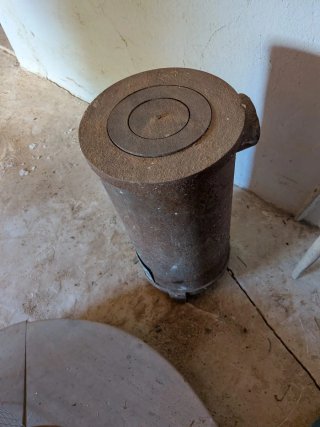 Estufa de leña antigua de hierro