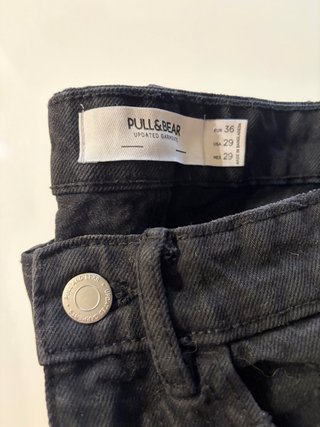 2 Bermudas. Blanca y negra Pull&Bear T36