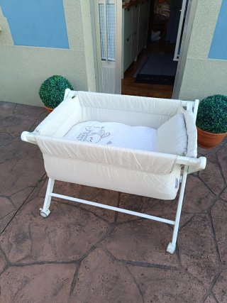 Minicuna blanca con colchón y almohada