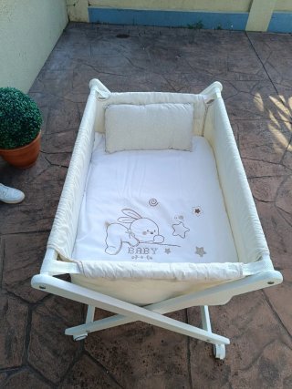 Minicuna blanca con colchón y almohada