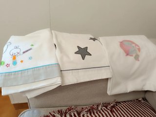 Minicuna blanca con colchón y almohada
