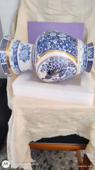 Jarrón de porcelana azul y blanco con pavos reales