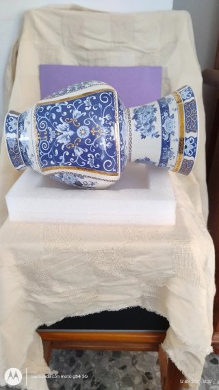Jarrón de porcelana azul y blanco con pavos reales