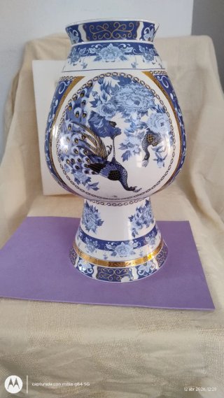 Jarrón de porcelana azul y blanco con pavos reales