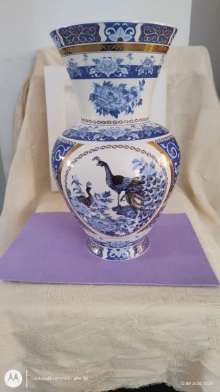 Jarrón de porcelana azul y blanco con pavos reales