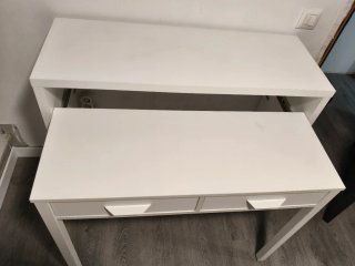 Escritorio blanco con cajones extraíbles