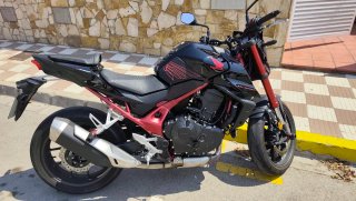Honda Hornet 750 2024 Negra/Roja A2