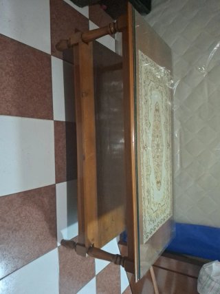 Mesa baja de cristal y madera