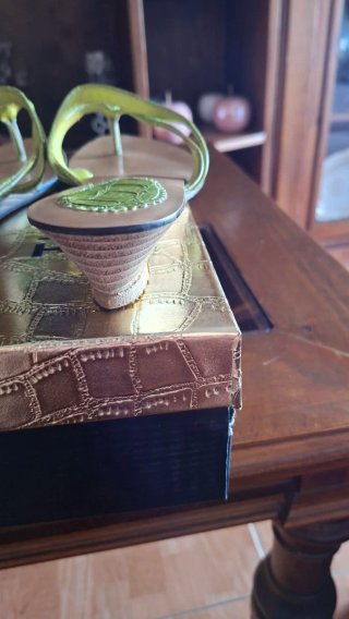 Sandalias verdes efecto piel de cocodrilo