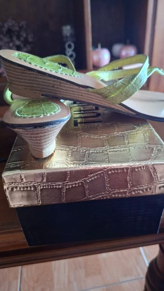Sandalias verdes efecto piel de cocodrilo