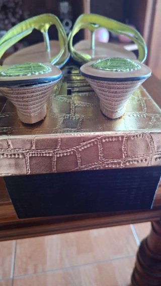 Sandalias verdes efecto piel de cocodrilo
