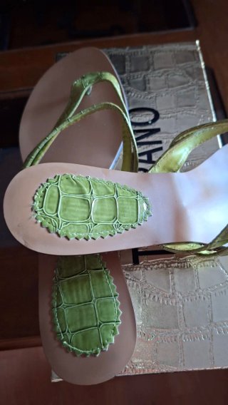 Sandalias verdes efecto piel de cocodrilo