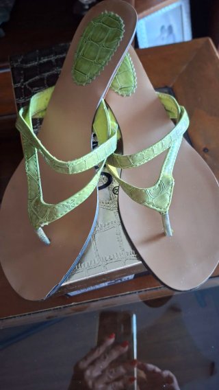 Sandalias verdes efecto piel de cocodrilo