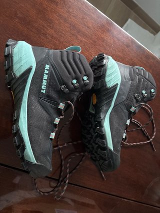Botas de montaña Mammut negras y turquesa.