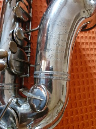Saxofón plateado vintage