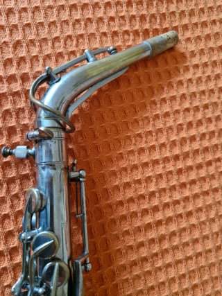 Saxofón plateado vintage