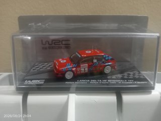 Lancia Delta HF Integrale 16V 1:64 Martini