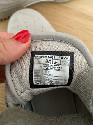 Zapatillas Fila grises de ante con cordones