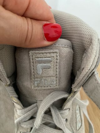 Zapatillas Fila grises de ante con cordones