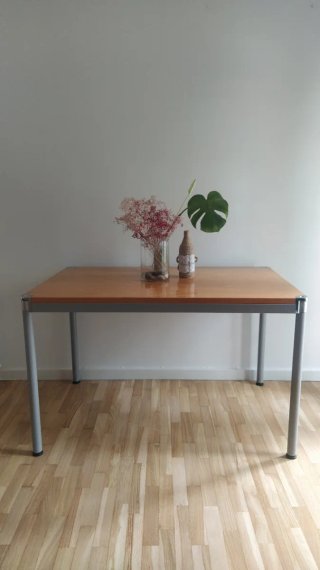 Mesa de madera y metal