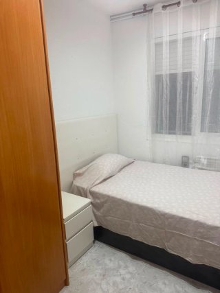 Habitación para chica cerca mercado de Rubí buena