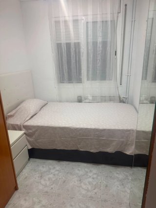 Habitación para chica cerca mercado de Rubí buena