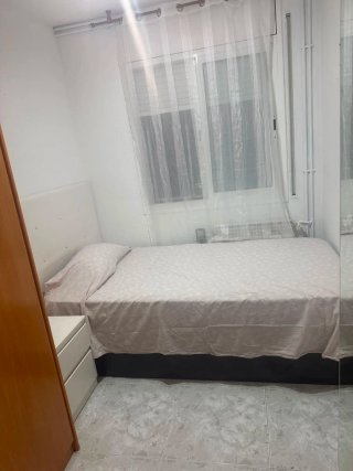 Habitación para chica cerca mercado de Rubí buena