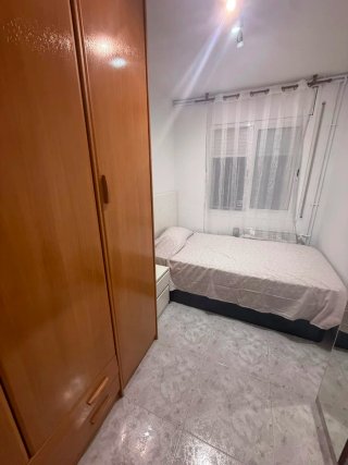Habitación para chica cerca mercado de Rubí buena