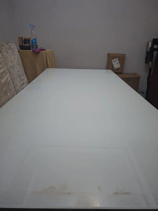 Mesa de cristal y metal blanca