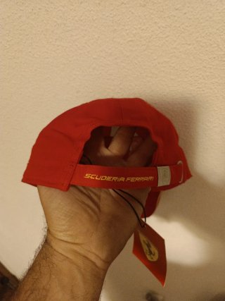 Gorra Ferrari SF Negra Nueva con Etiqueta