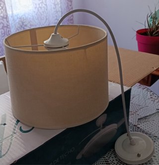 Lámpara de techo beige y blanca