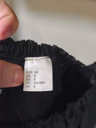 Vestido negro con volantes