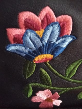 Mochila Stradivarius bordada flores