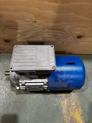 Motor trifásico Motovario con freno