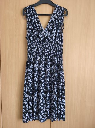 Vestido negro con flores blancas y rosas