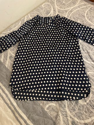 Blusa azul con lunares blancos