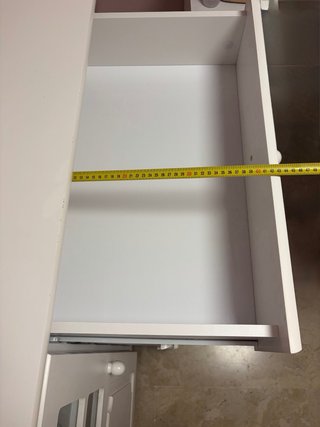 Cómoda armario blanca con puerta y cinco cajones.