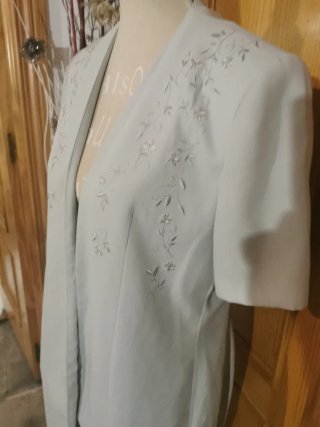 Elegante Blazer largo beige bordado