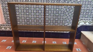 Estantería de madera hecha a mano