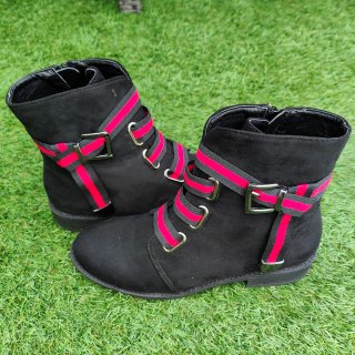Botines negros ante con tiras rojas