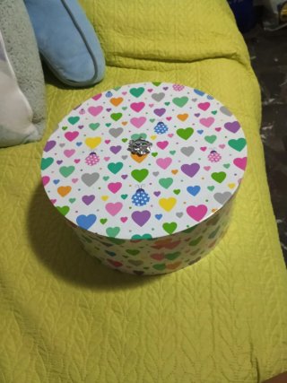 Caja redonda decorada con corazones