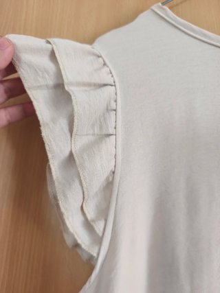 Vestido beige con volantes