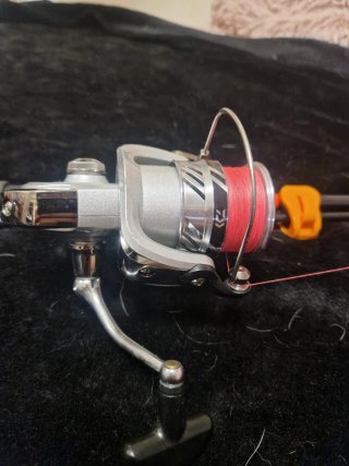 Caña y carrete de pesca spinning