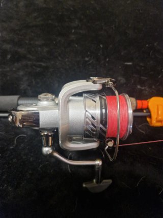 Caña y carrete de pesca spinning