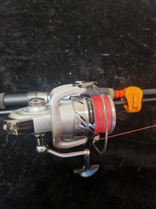 Caña y carrete de pesca spinning